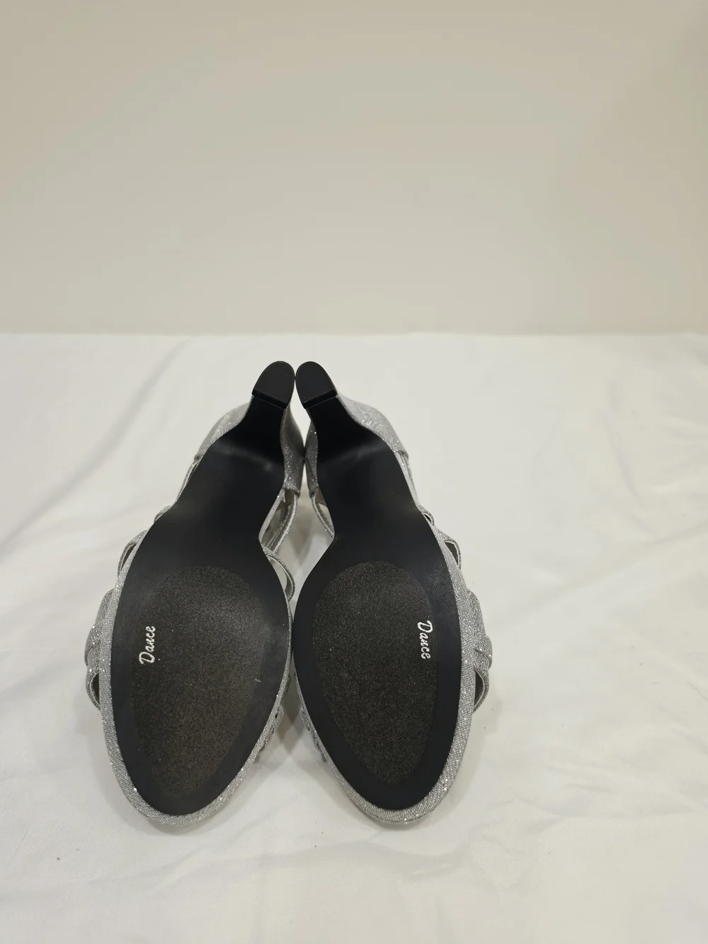 easy street Silver Glitter Bee Size 7.5 WW Strappy Heeled Sandals